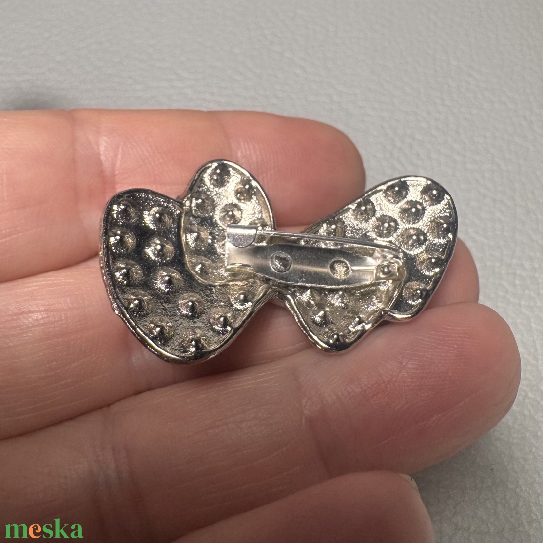 Vintage BROSS az 1980-as évekből, gyönyörű elegáns strasszos kitűző, pin szövetkabátra, blúzra,  blézerre retro kitűző - ékszer - kitűző és bross - Meska.hu