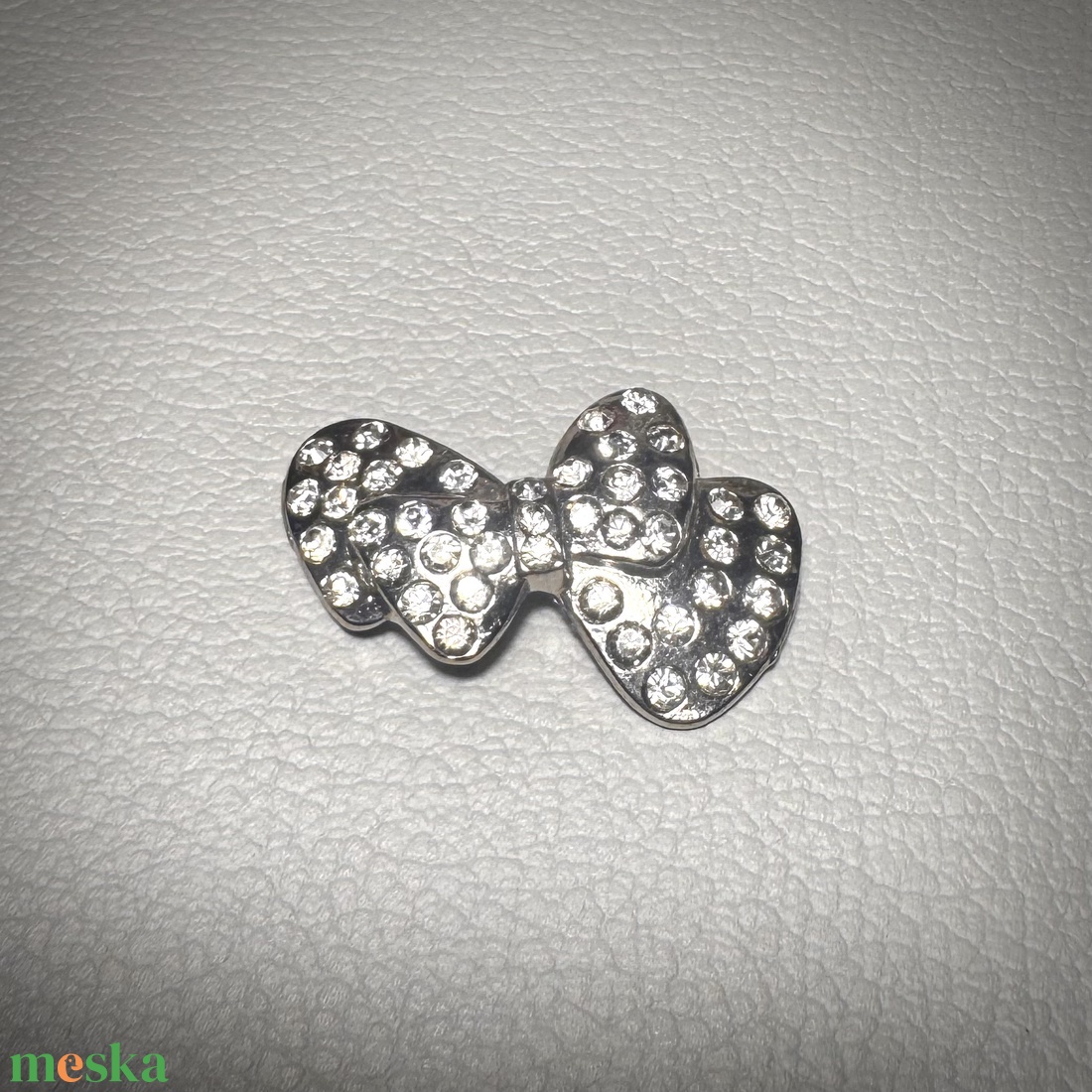 Vintage BROSS az 1980-as évekből, gyönyörű elegáns strasszos kitűző, pin szövetkabátra, blúzra,  blézerre retro kitűző - ékszer - kitűző és bross - Meska.hu