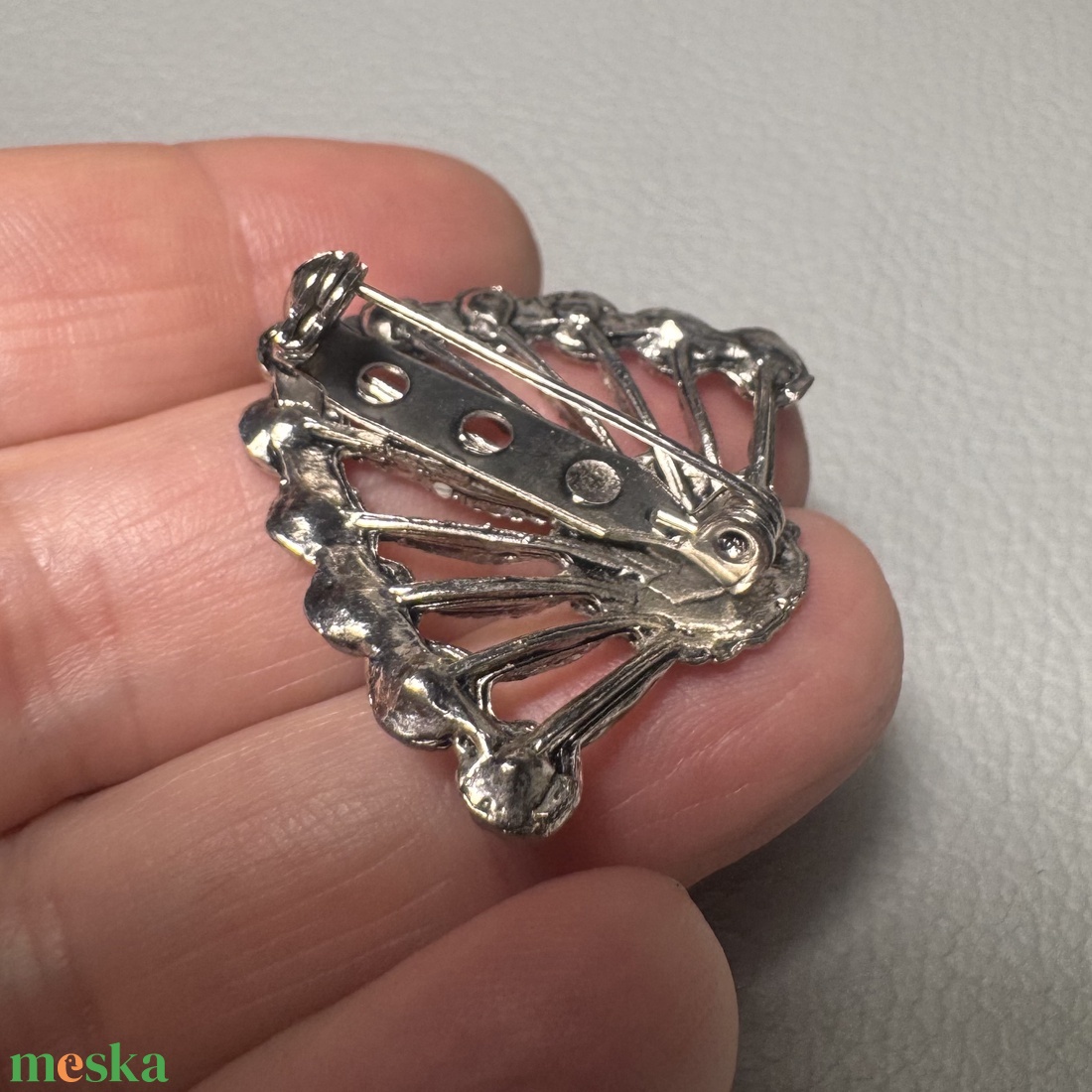 Vintage BROSS az 1980-as évekből, gyönyörű elegáns strasszos kitűző, pin szövetkabátra, blúzra,  blézerre retro kitűző - ékszer - kitűző és bross - Meska.hu