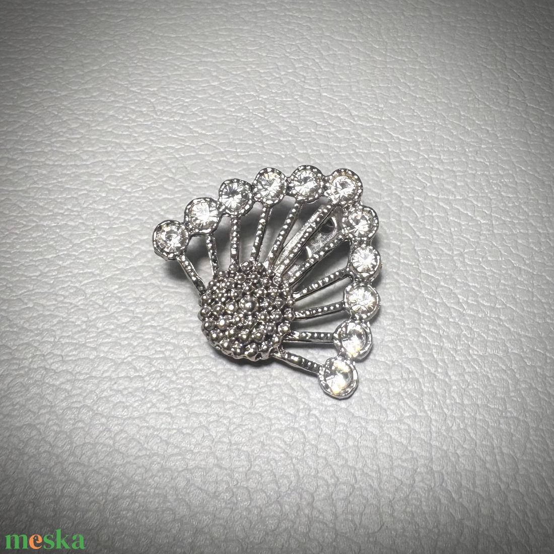 Vintage BROSS az 1980-as évekből, gyönyörű elegáns strasszos kitűző, pin szövetkabátra, blúzra,  blézerre retro kitűző - ékszer - kitűző és bross - Meska.hu