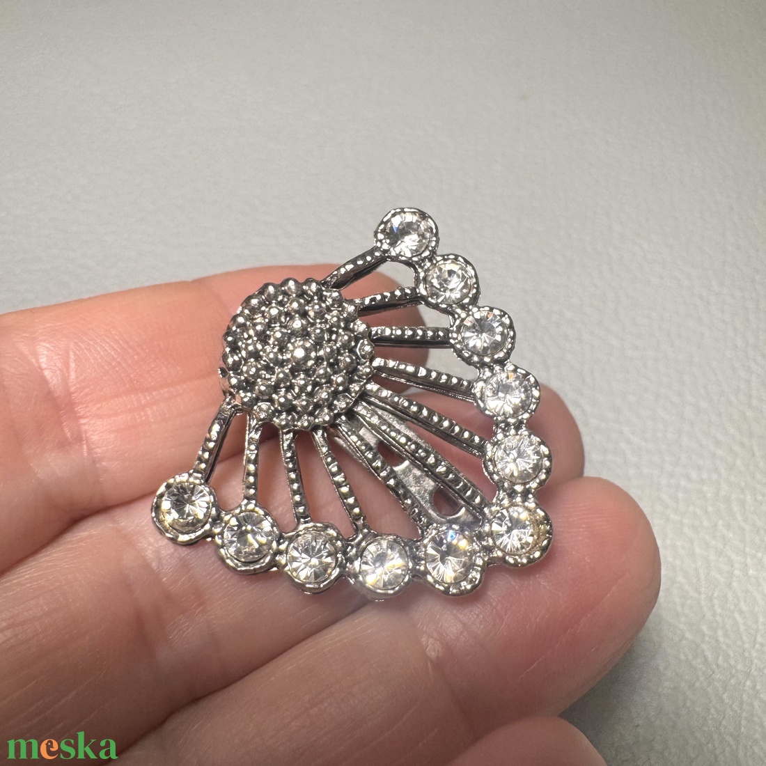 Vintage BROSS az 1980-as évekből, gyönyörű elegáns strasszos kitűző, pin szövetkabátra, blúzra,  blézerre retro kitűző - ékszer - kitűző és bross - Meska.hu