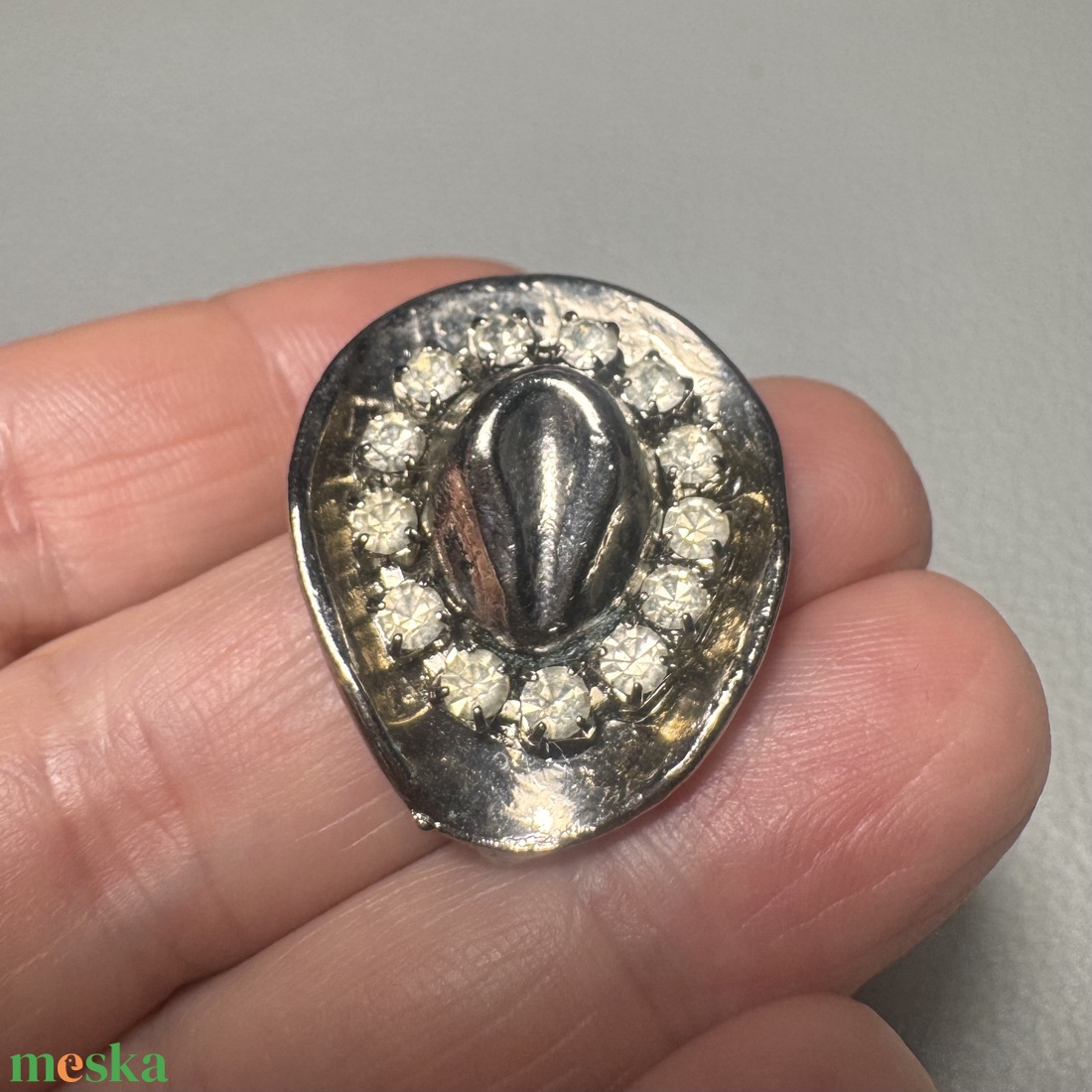 Cowboy kalap BROSS az 1980-as évekből, strasszos kalap kitűző, pin szövetkabátra, blúzra,  blézerre retro kitűző - ékszer - kitűző és bross - Meska.hu