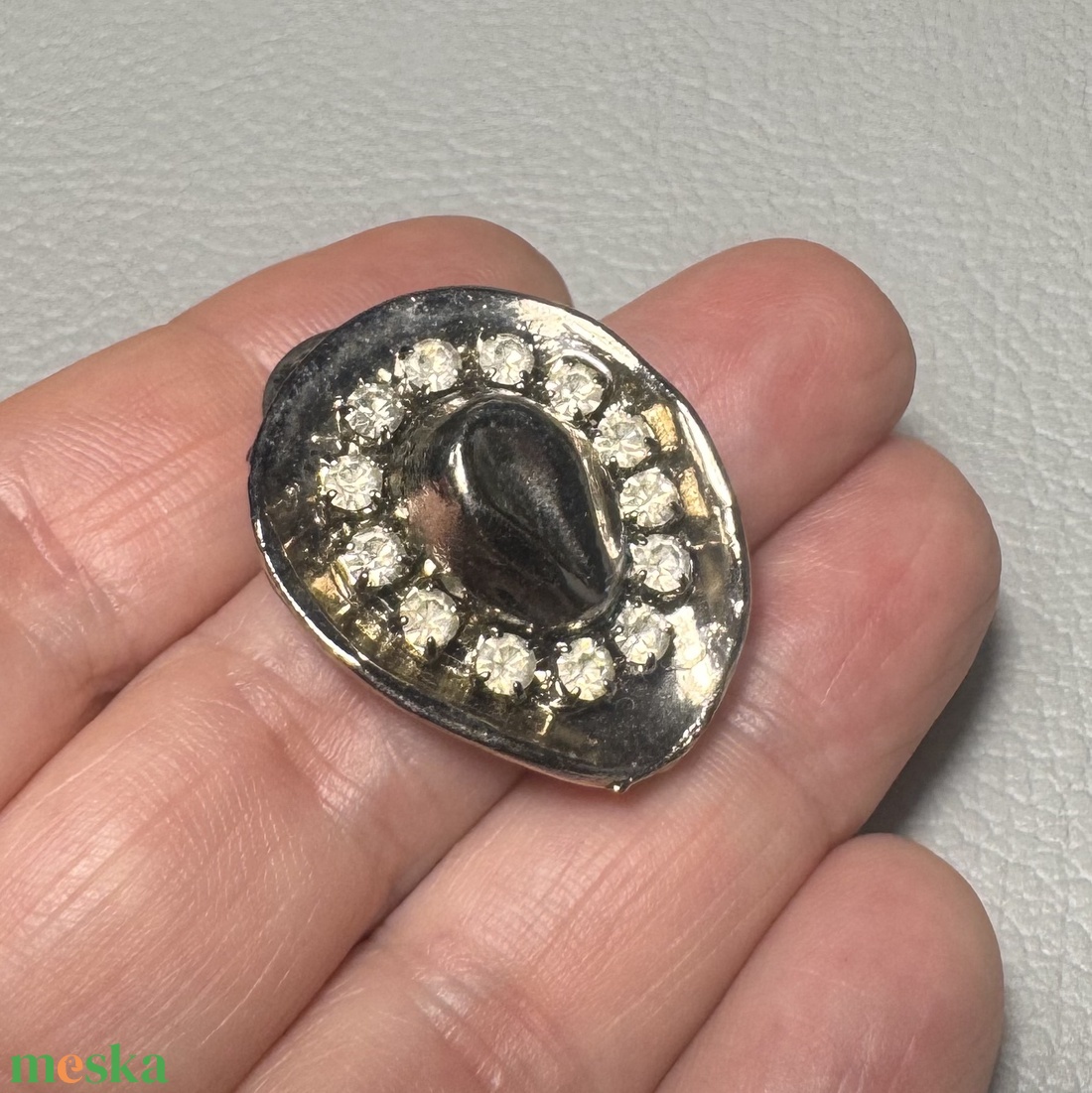 Cowboy kalap BROSS az 1980-as évekből, strasszos kalap kitűző, pin szövetkabátra, blúzra,  blézerre retro kitűző - ékszer - kitűző és bross - Meska.hu
