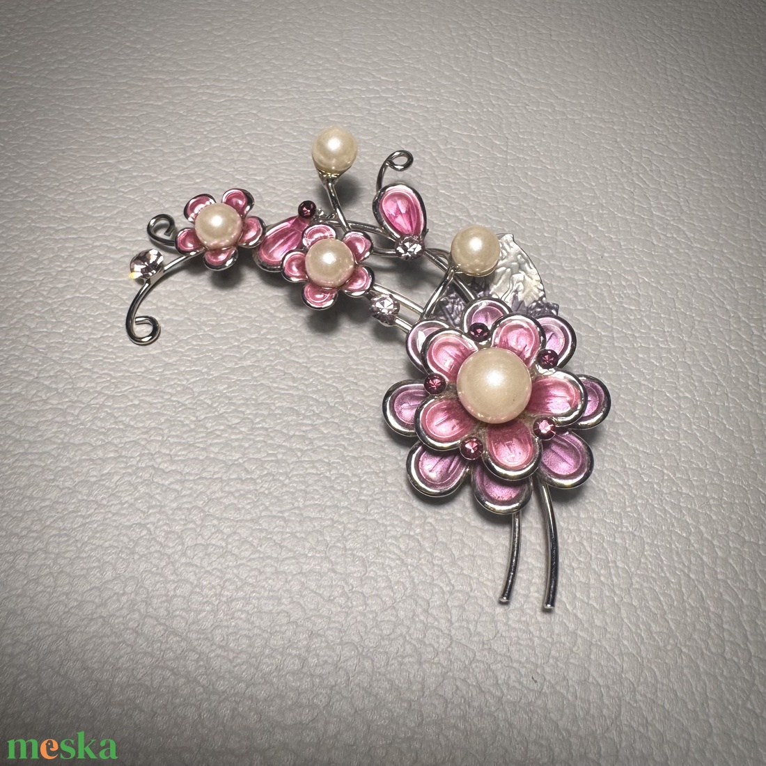 Vintage BROSS az 1980-as évekből, gyönyörű elegáns strasszos kitűző, pin szövetkabátra, blúzra,  blézerre retro kitűző - ékszer - kitűző és bross - Meska.hu