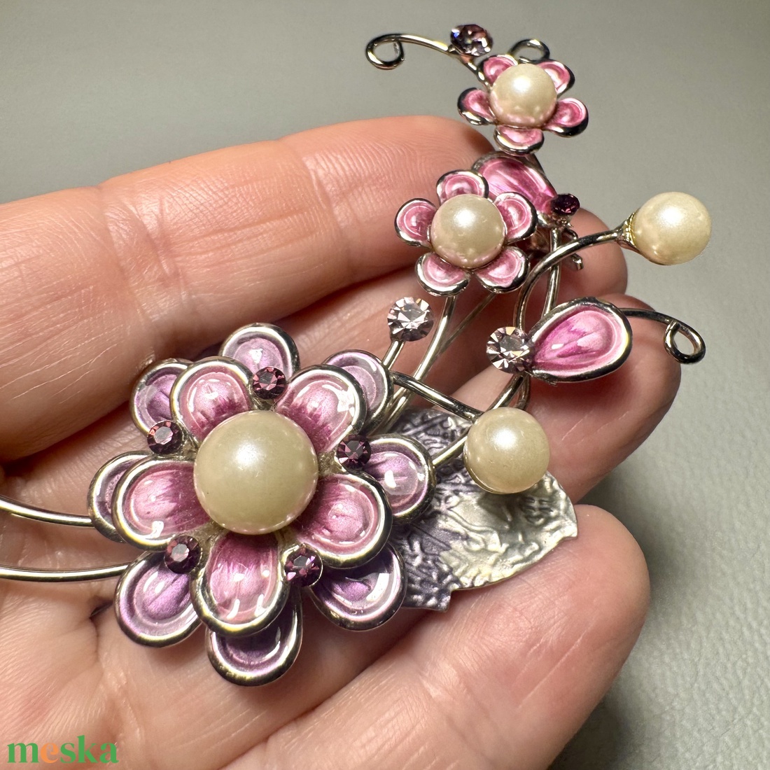 Vintage BROSS az 1980-as évekből, gyönyörű elegáns strasszos kitűző, pin szövetkabátra, blúzra,  blézerre retro kitűző - ékszer - kitűző és bross - Meska.hu