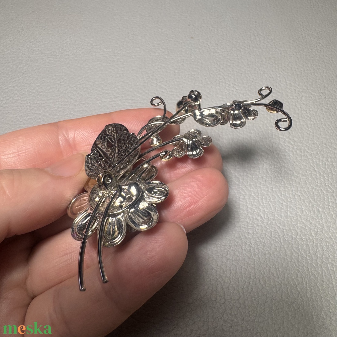 Vintage BROSS az 1980-as évekből, gyönyörű elegáns strasszos kitűző, pin szövetkabátra, blúzra,  blézerre retro kitűző - ékszer - kitűző és bross - Meska.hu