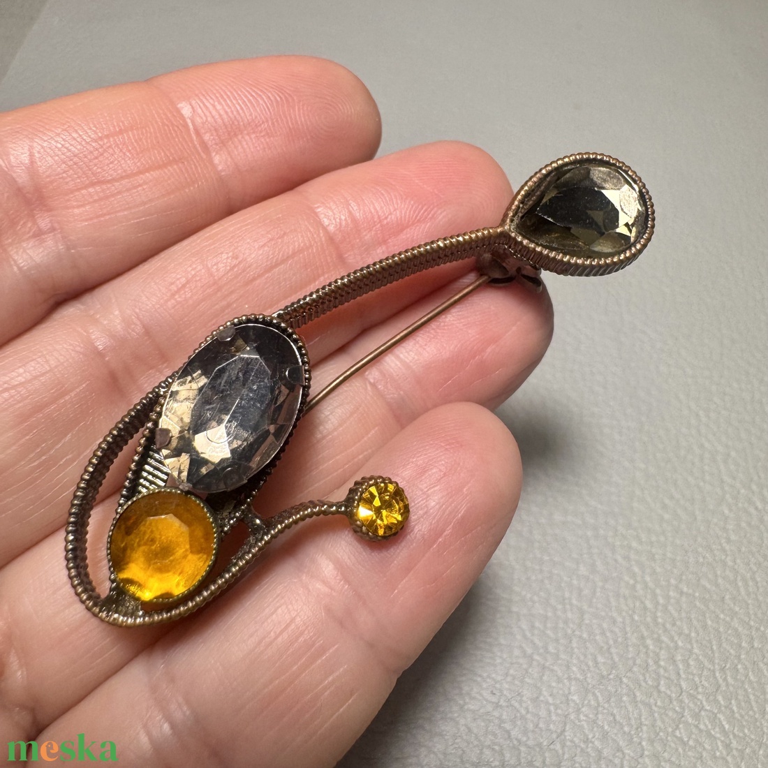 Vintage BROSS az 1980-as évekből, gyönyörű elegáns strasszos kitűző, pin szövetkabátra, blúzra,  blézerre retro kitűző - ékszer - kitűző és bross - Meska.hu