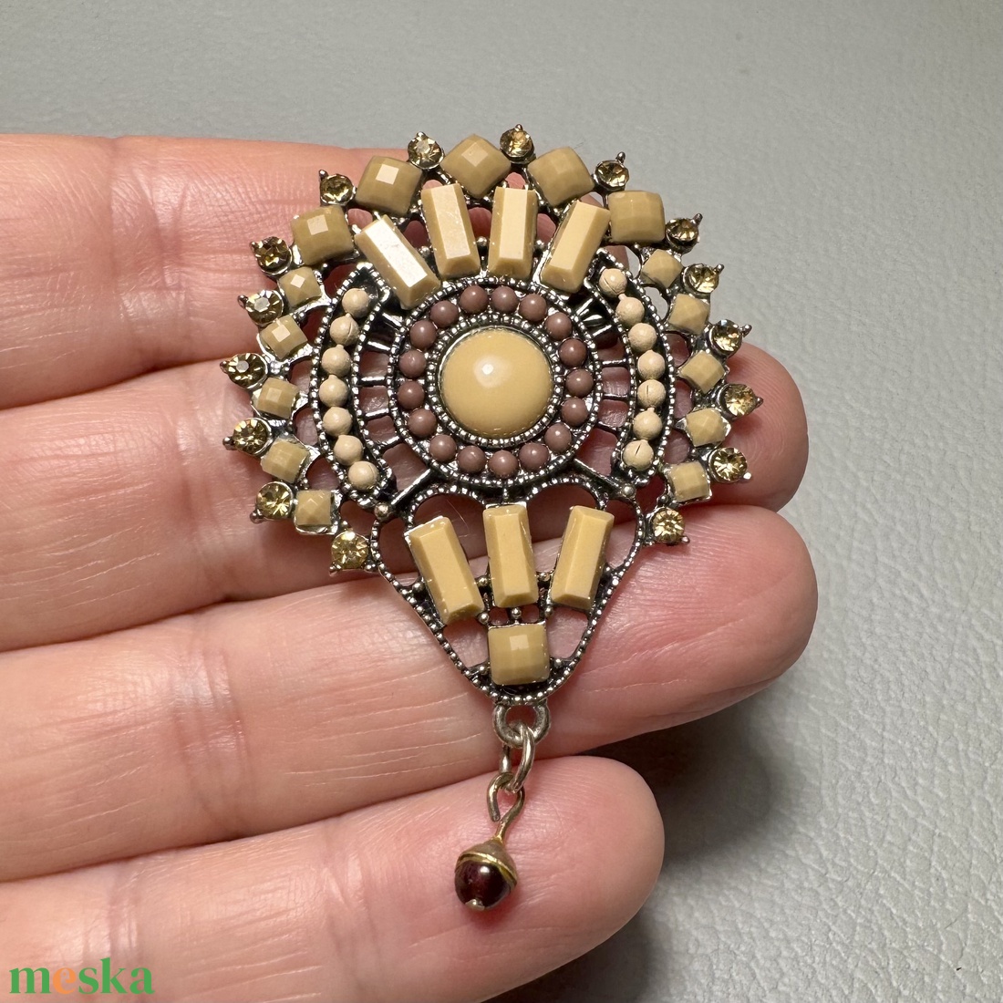 Vintage BROSS az 1980-as évekből, gyönyörű elegáns strasszos kitűző, pin szövetkabátra, blúzra,  blézerre retro kitűző - ékszer - kitűző és bross - Meska.hu