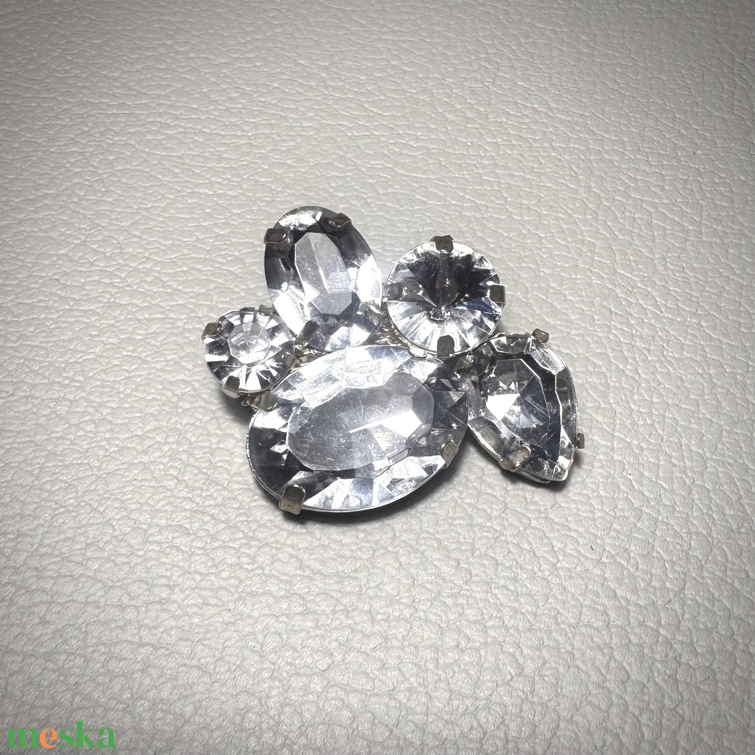 Vintage BROSS az 1980-as évekből, gyönyörű elegáns strasszos kitűző, pin szövetkabátra, blúzra,  blézerre retro kitűző - ékszer - kitűző és bross - Meska.hu