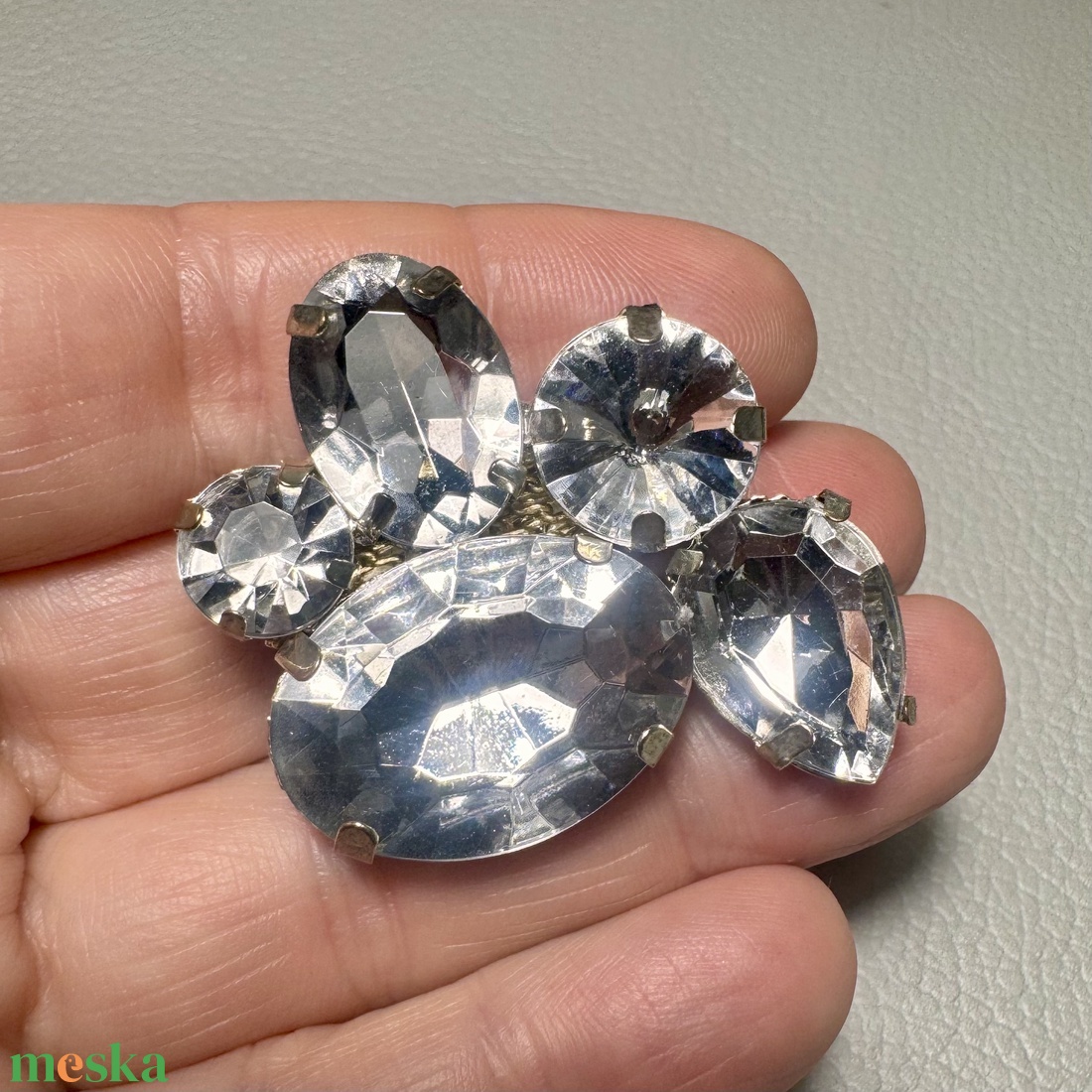 Vintage BROSS az 1980-as évekből, gyönyörű elegáns strasszos kitűző, pin szövetkabátra, blúzra,  blézerre retro kitűző - ékszer - kitűző és bross - Meska.hu