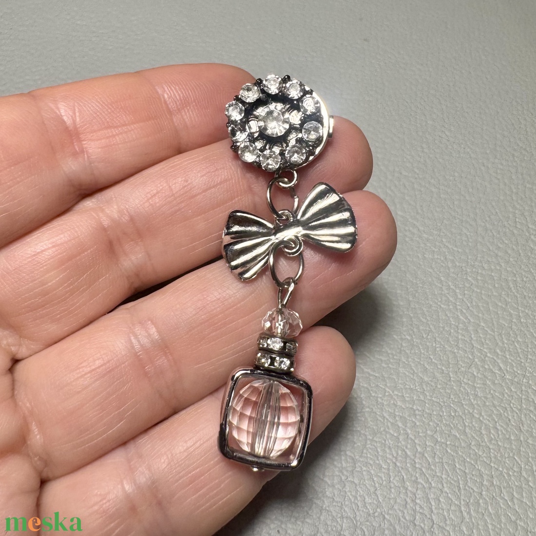 Vintage BROSS az 1980-as évekből, gyönyörű elegáns strasszos kitűző, pin szövetkabátra, blúzra,  blézerre retro kitűző - ékszer - kitűző és bross - Meska.hu