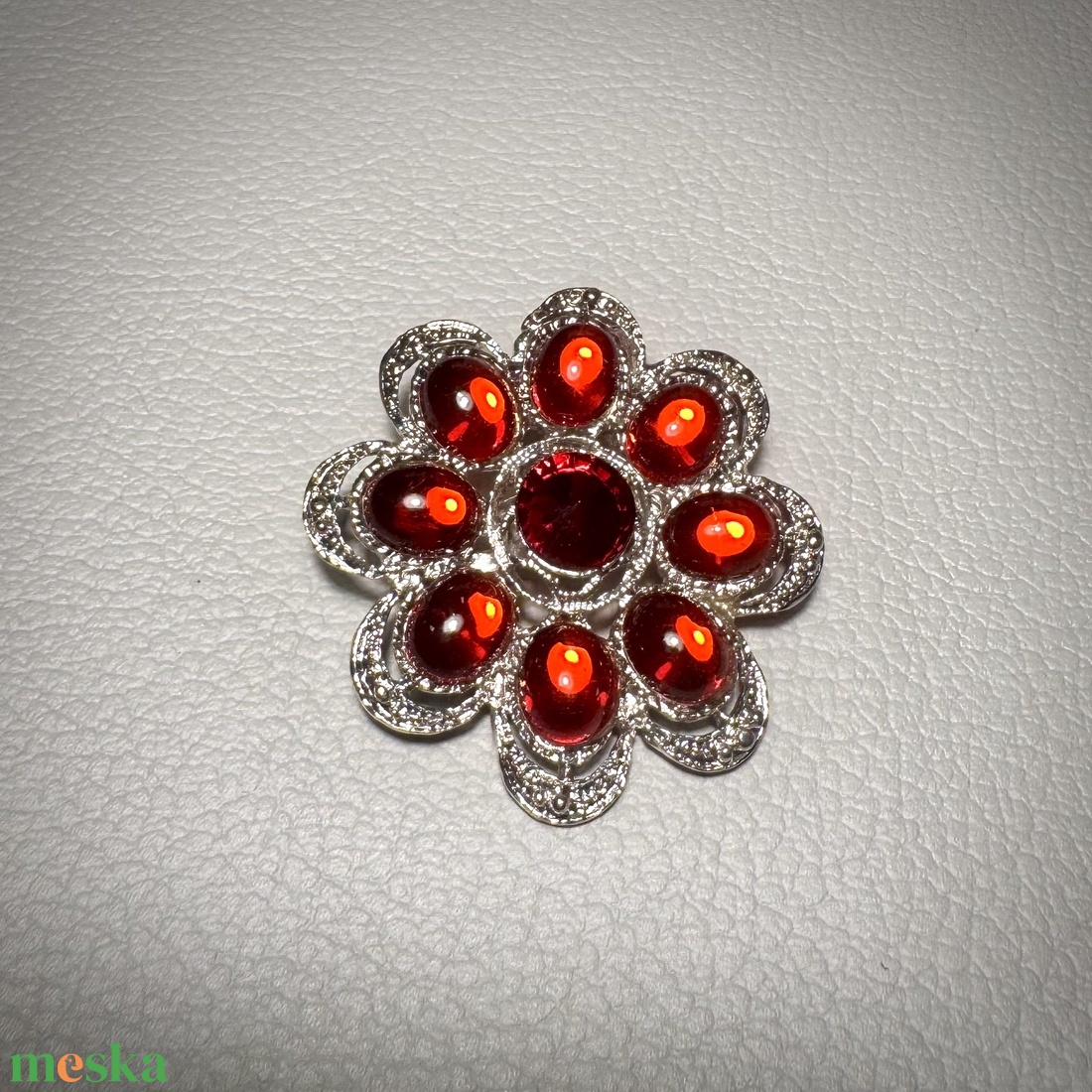 Vintage BROSS az 1980-as évekből, gyönyörű elegáns strasszos kitűző, pin szövetkabátra, blúzra,  blézerre retro kitűző - ékszer - kitűző és bross - Meska.hu