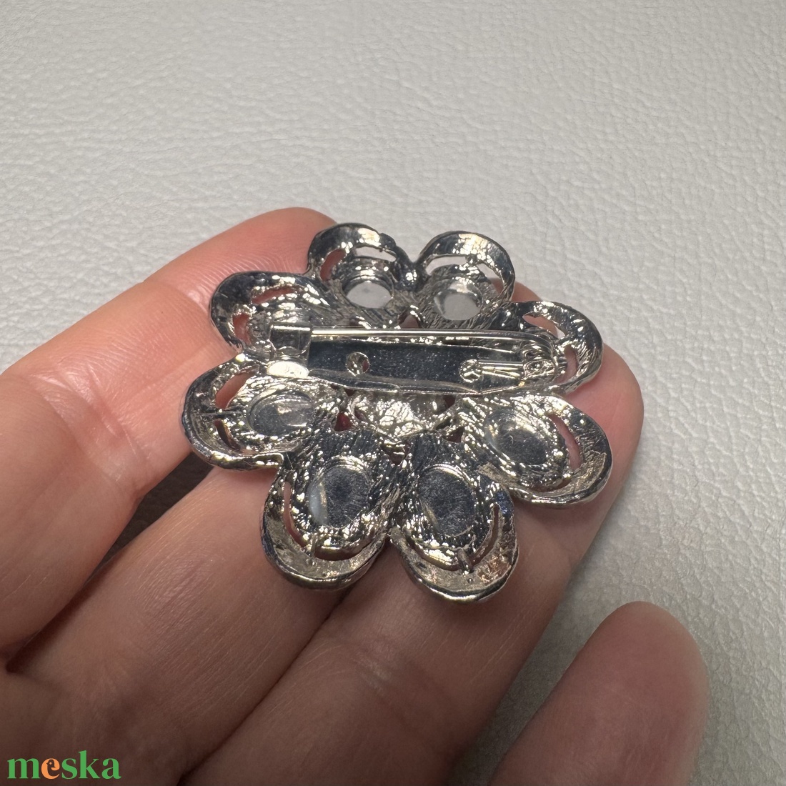 Vintage BROSS az 1980-as évekből, gyönyörű elegáns strasszos kitűző, pin szövetkabátra, blúzra,  blézerre retro kitűző - ékszer - kitűző és bross - Meska.hu