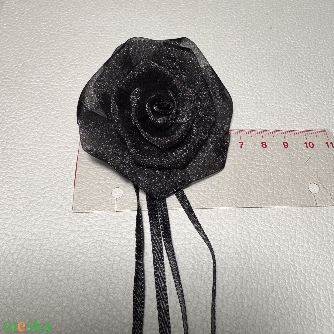 Vintage fekete BROSS az 1980-as évekből, fekete muszlin rózsakitűző, pin szövetkabátra, blúzra,  blézerre retro kitűző - ékszer - kitűző és bross - Meska.hu