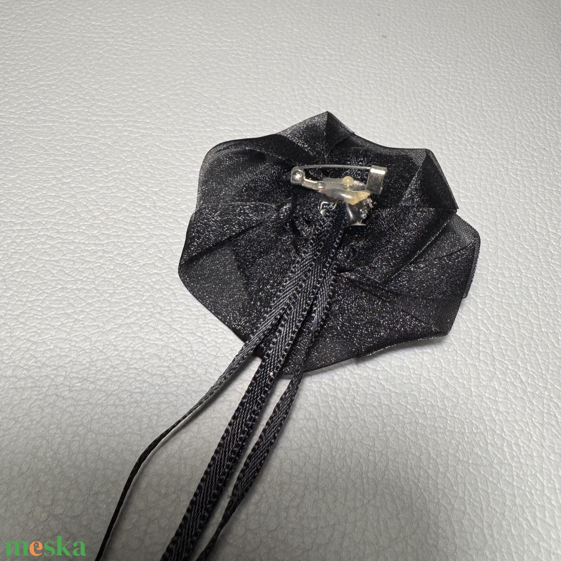 Vintage fekete BROSS az 1980-as évekből, fekete muszlin rózsakitűző, pin szövetkabátra, blúzra,  blézerre retro kitűző - ékszer - kitűző és bross - Meska.hu