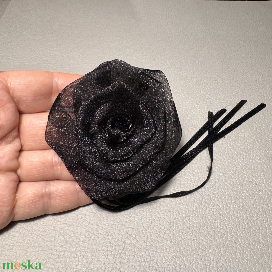 Vintage fekete BROSS az 1980-as évekből, fekete muszlin rózsakitűző, pin szövetkabátra, blúzra,  blézerre retro kitűző - ékszer - kitűző és bross - Meska.hu