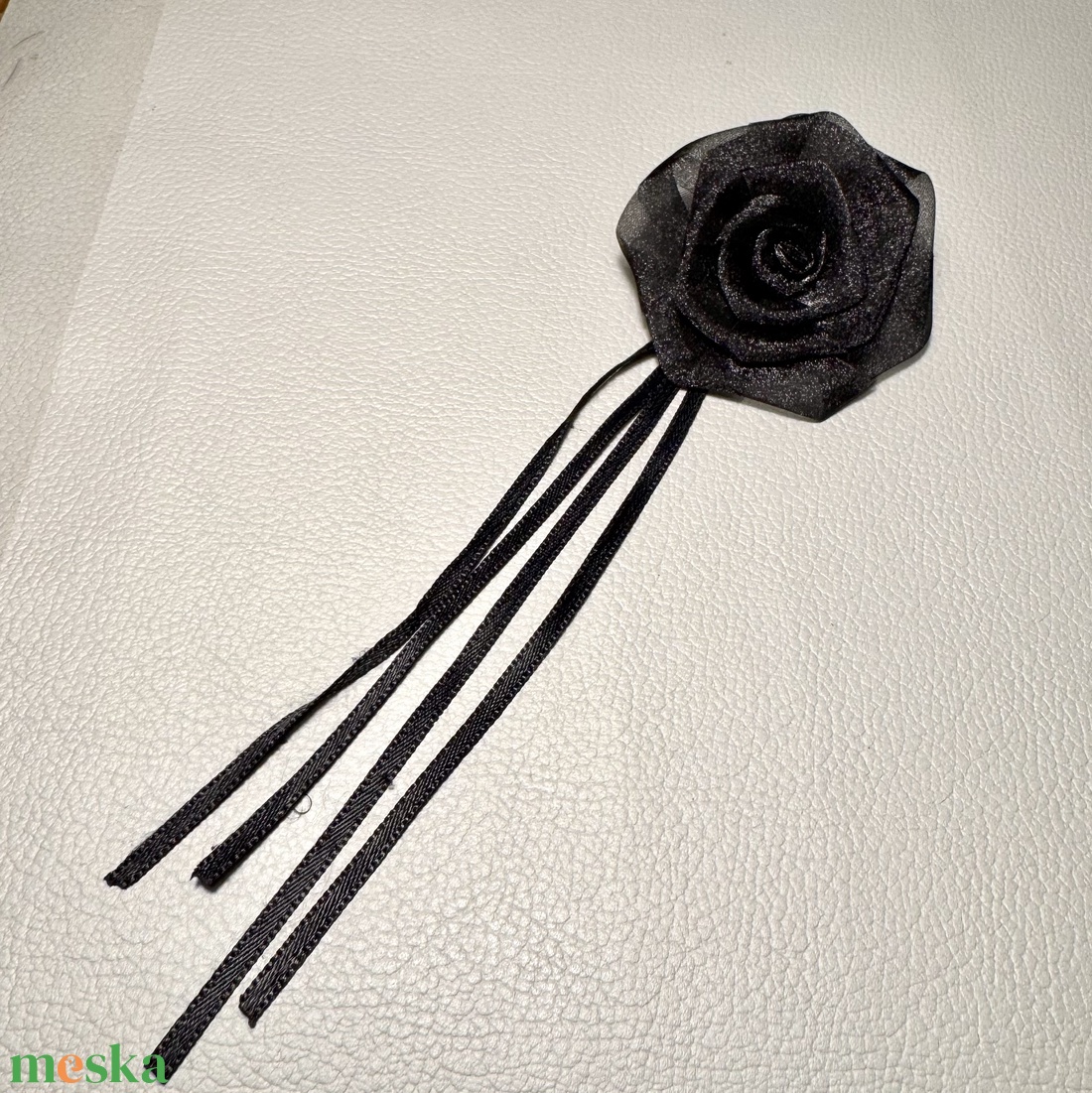 Vintage fekete BROSS az 1980-as évekből, fekete muszlin rózsakitűző, pin szövetkabátra, blúzra,  blézerre retro kitűző - ékszer - kitűző és bross - Meska.hu