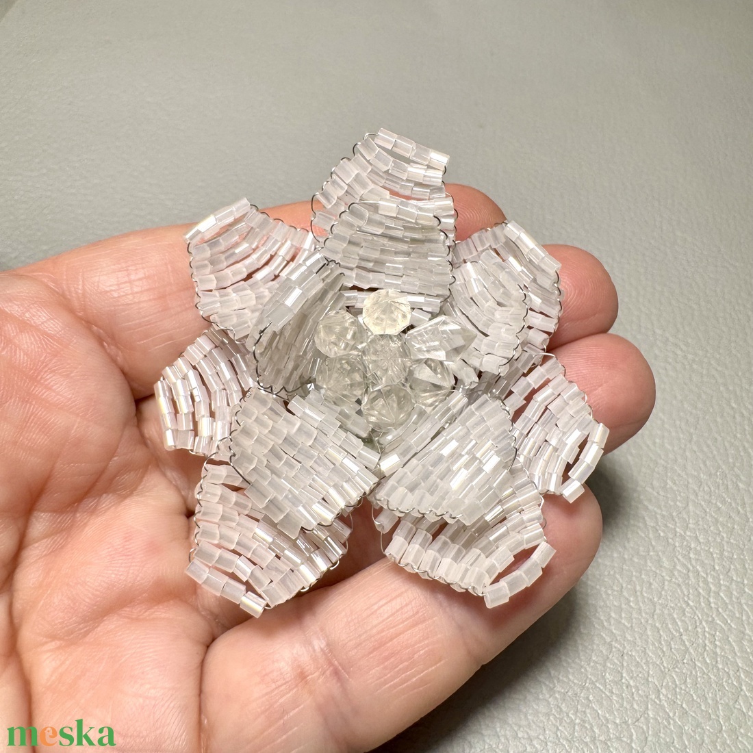 Vintage BROSS az 1980-as évekből, gyönyörű elegáns strasszos kitűző, pin szövetkabátra, blúzra,  blézerre retro kitűző - ékszer - kitűző és bross - Meska.hu