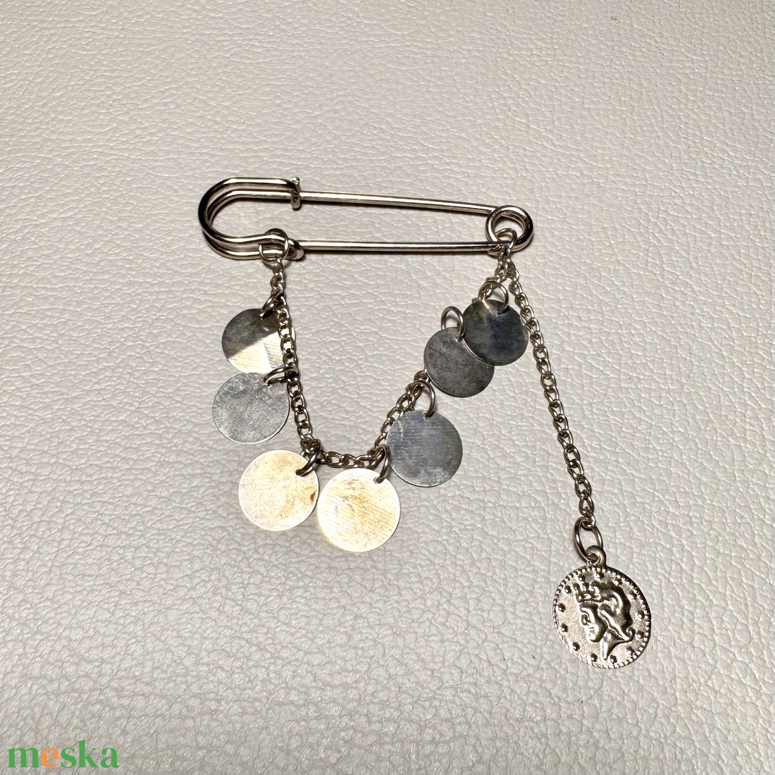 Vintage BROSS az 1980-as évekből, gyönyörű elegáns strasszos kitűző, pin szövetkabátra, blúzra,  blézerre retro kitűző - ékszer - kitűző és bross - Meska.hu