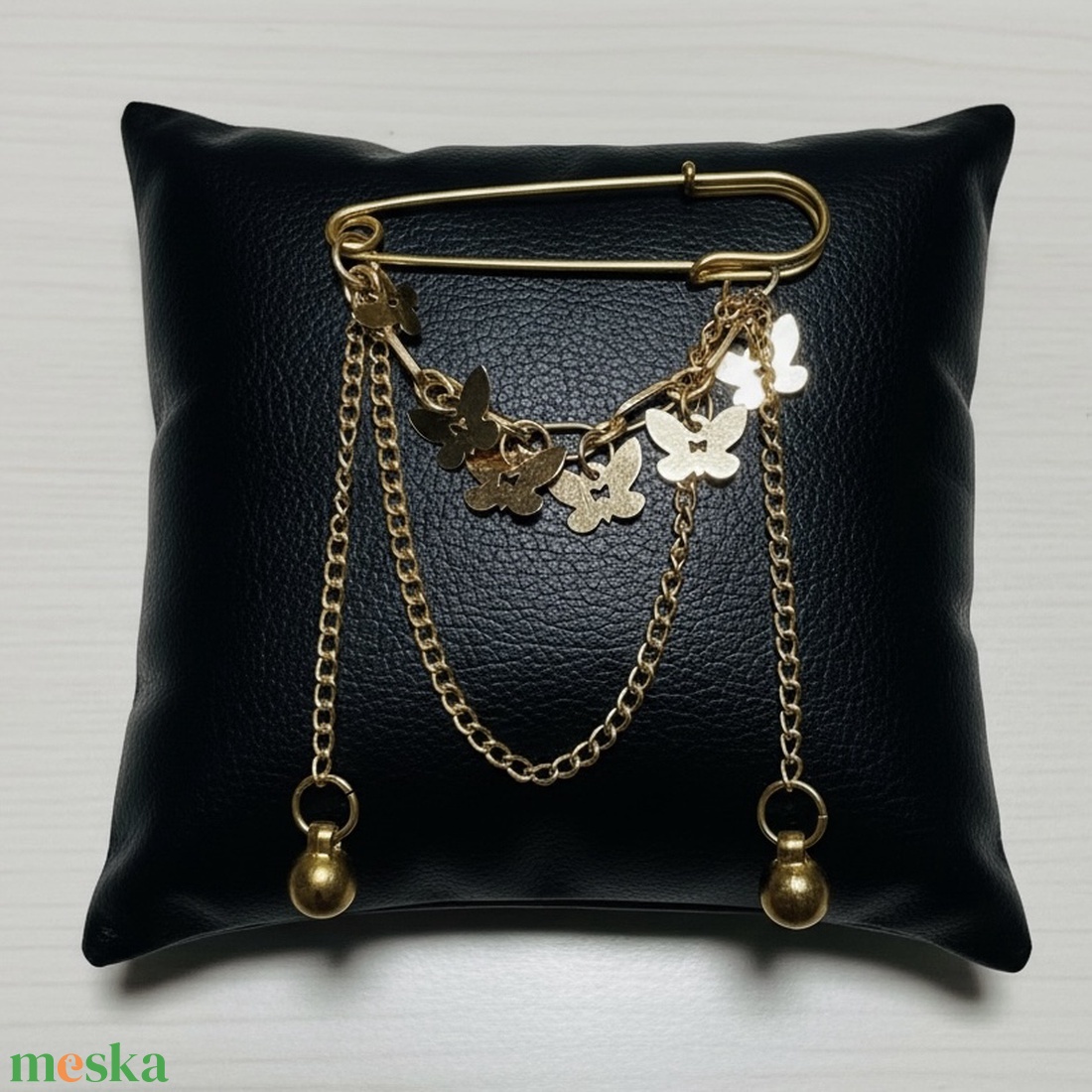 Pulóver bross, sál összetűző Vintage BROSS az 1980-as évekből, retro kitűző, pin szövetkabátra, blúzra,  blézerre  - ékszer - kitűző és bross - Meska.hu