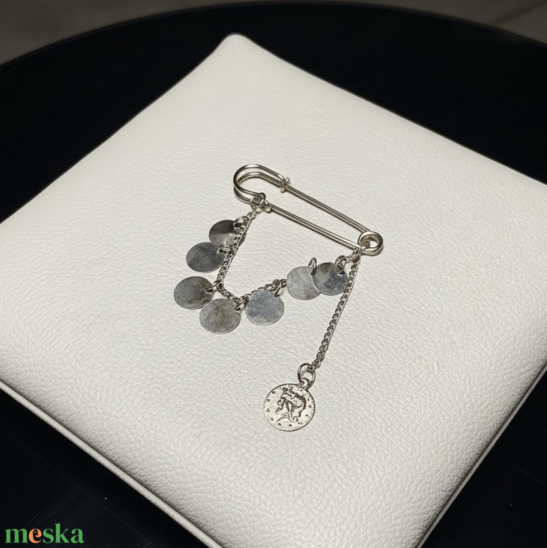 Pulóver összefogó retro BROSS az 1980-as évekből, gyönyörű elegáns strasszos kitűző, pin szövetkabátra, blúzra - ékszer - kitűző és bross - Meska.hu