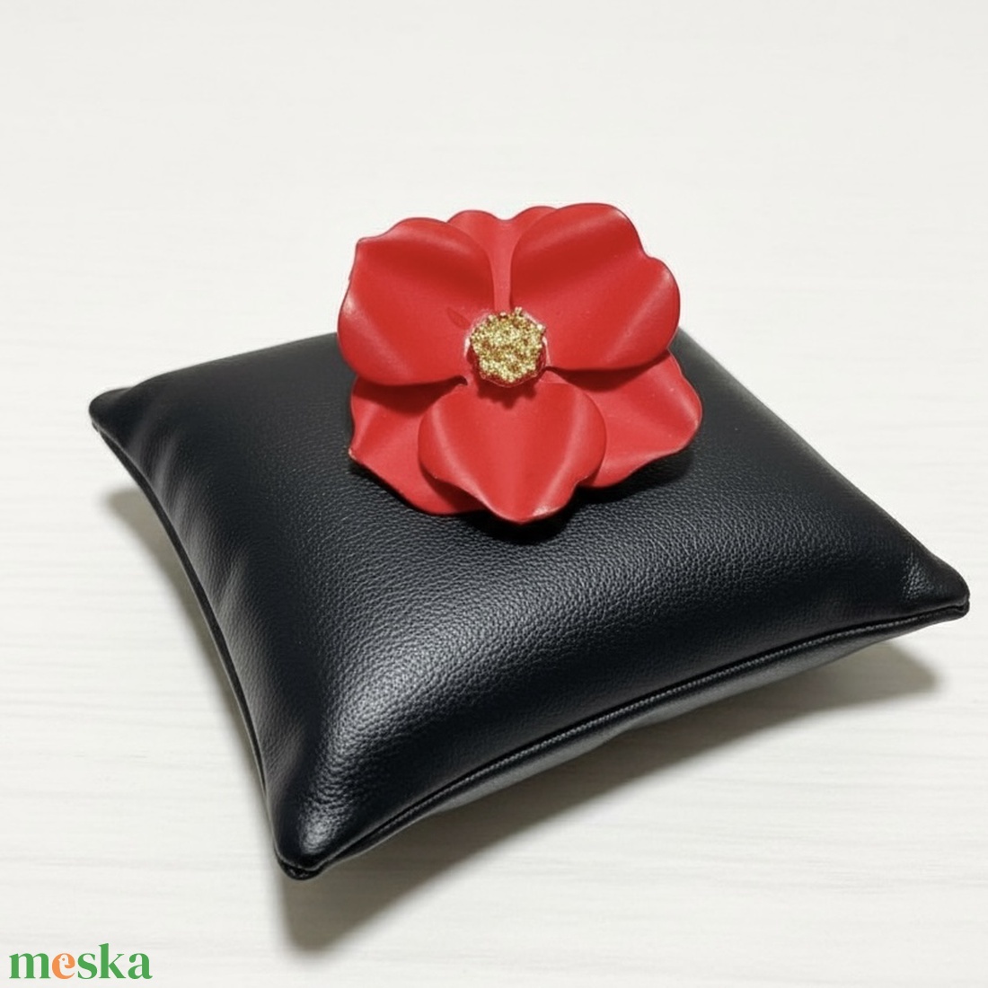 Élénk piros virág retro kitűző, piros Vintage BROSS az 1980-as évekből, gyönyörű kitűző, pin szövetkabátra, blúzra - ékszer - kitűző és bross - Meska.hu