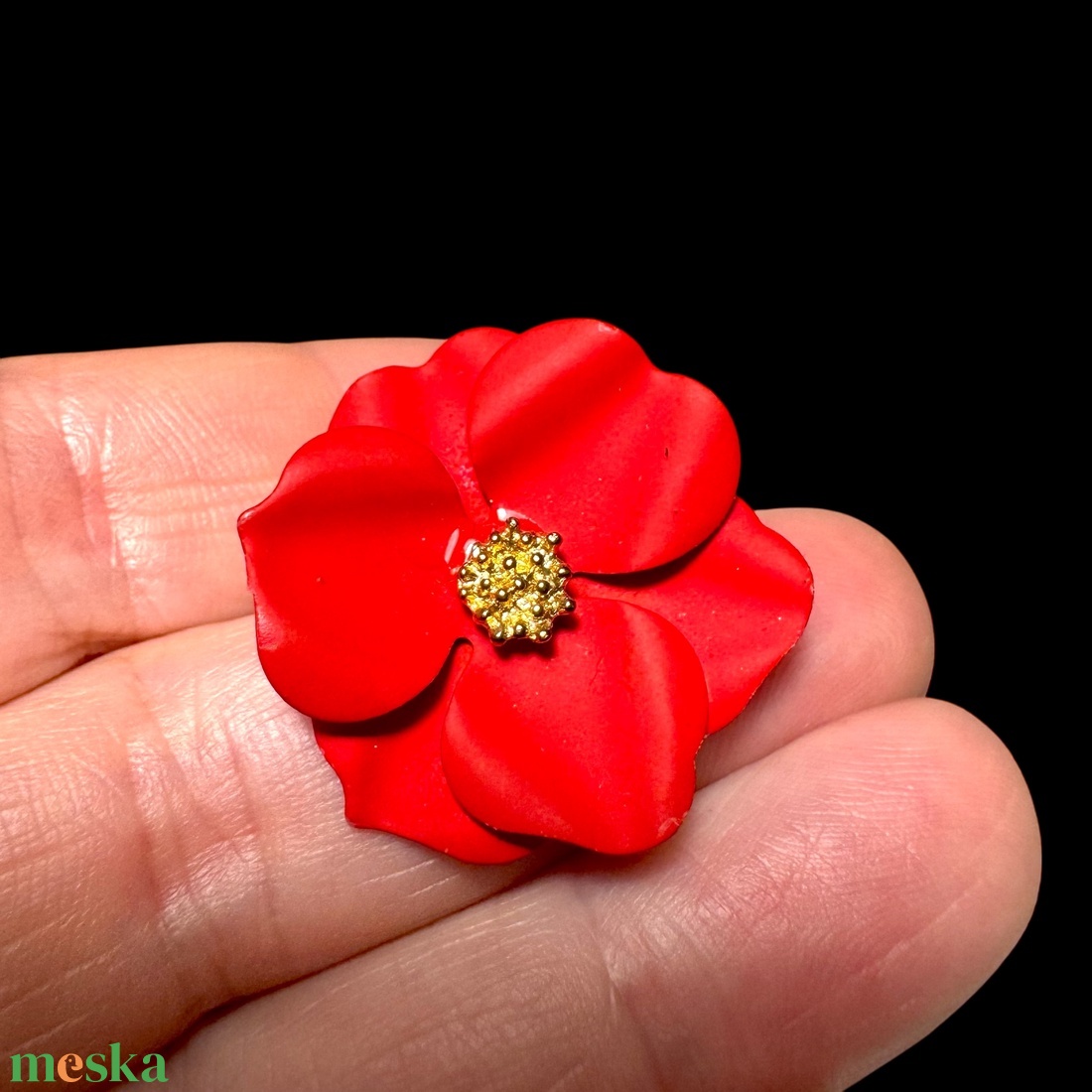 Élénk piros virág retro kitűző, piros Vintage BROSS az 1980-as évekből, gyönyörű kitűző, pin szövetkabátra, blúzra - ékszer - kitűző és bross - Meska.hu