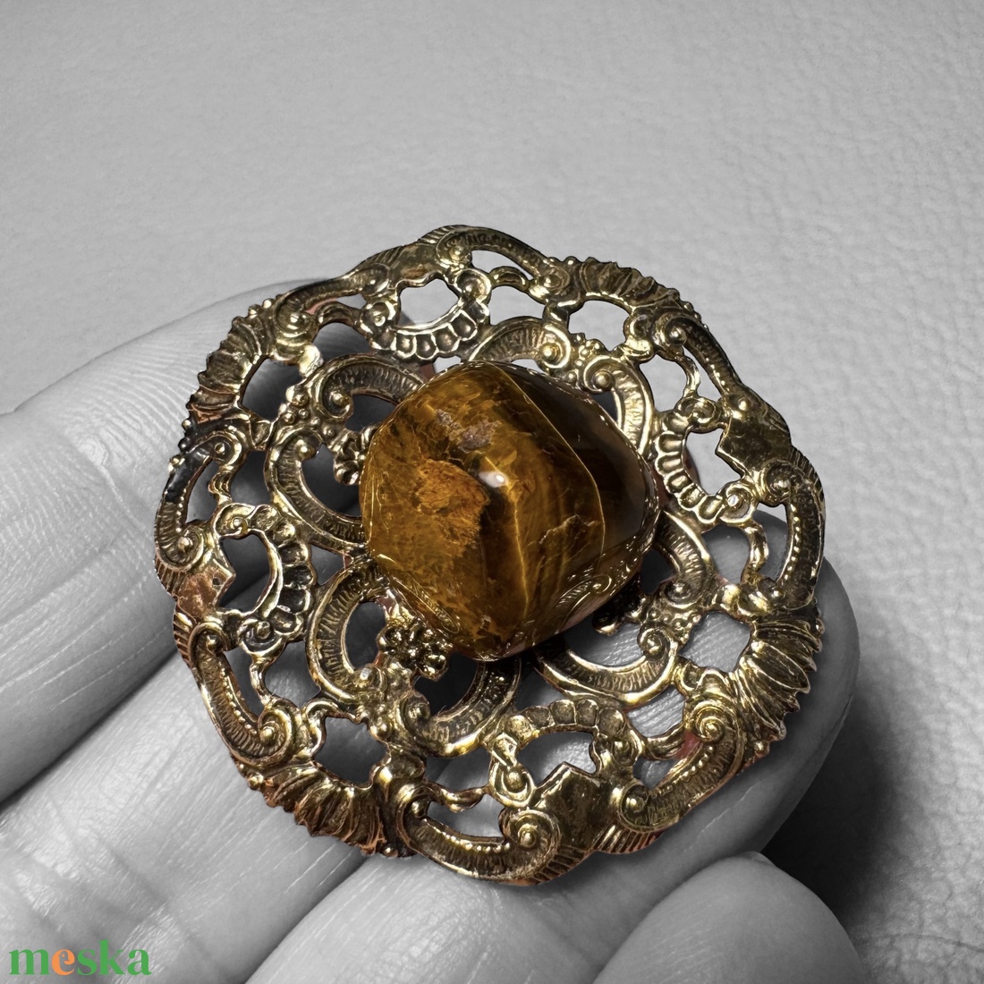 Tigrisszem BROSS az 1980-as évekből, gyönyörű elegáns kitűző, pin szövetkabátra, blúzra,  blézerre retro kitűző - ékszer - kitűző és bross - Meska.hu