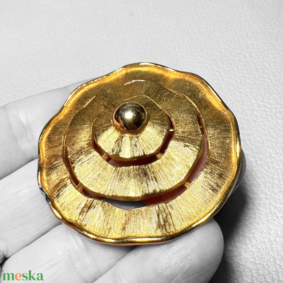 Vintage BROSS az 1980-as évekből, gyönyörű elegáns aranyozott kitűző, pin szövetkabátra, blúzra,  blézerre retro kitűző - ékszer - kitűző és bross - Meska.hu