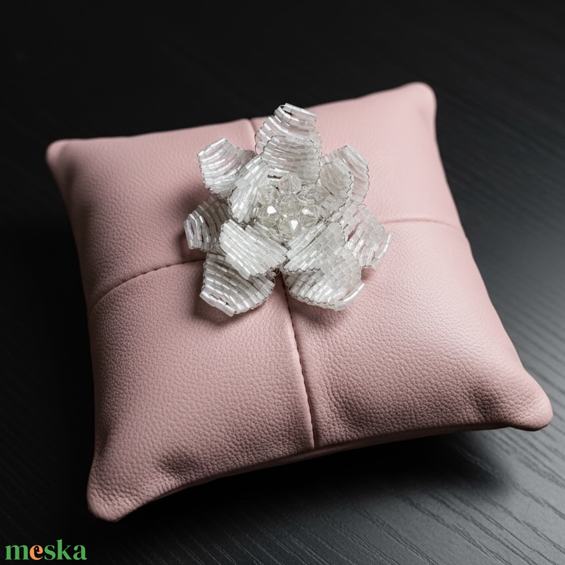 Vintage gyöngy BROSS az 1980-as évekből, gyöngyből fűzött kitűző, pin szövetkabátra, blúzra,  blézerre retro kitűző - ékszer - kitűző és bross - Meska.hu