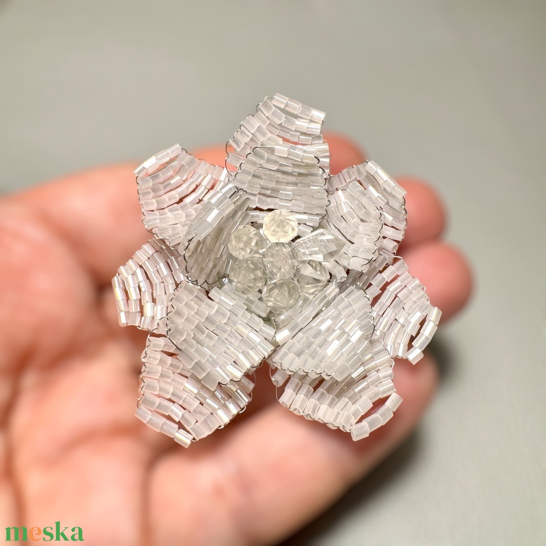 Vintage gyöngy BROSS az 1980-as évekből, gyöngyből fűzött kitűző, pin szövetkabátra, blúzra,  blézerre retro kitűző - ékszer - kitűző és bross - Meska.hu