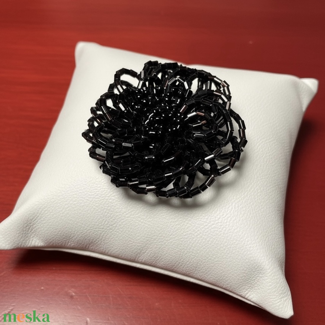 Vintage gyöngy BROSS az 1980-as évekből, gyönygyből fűzött kitűző, pin szövetkabátra, blúzra,  blézerre retro kitűző - ékszer - kitűző és bross - Meska.hu