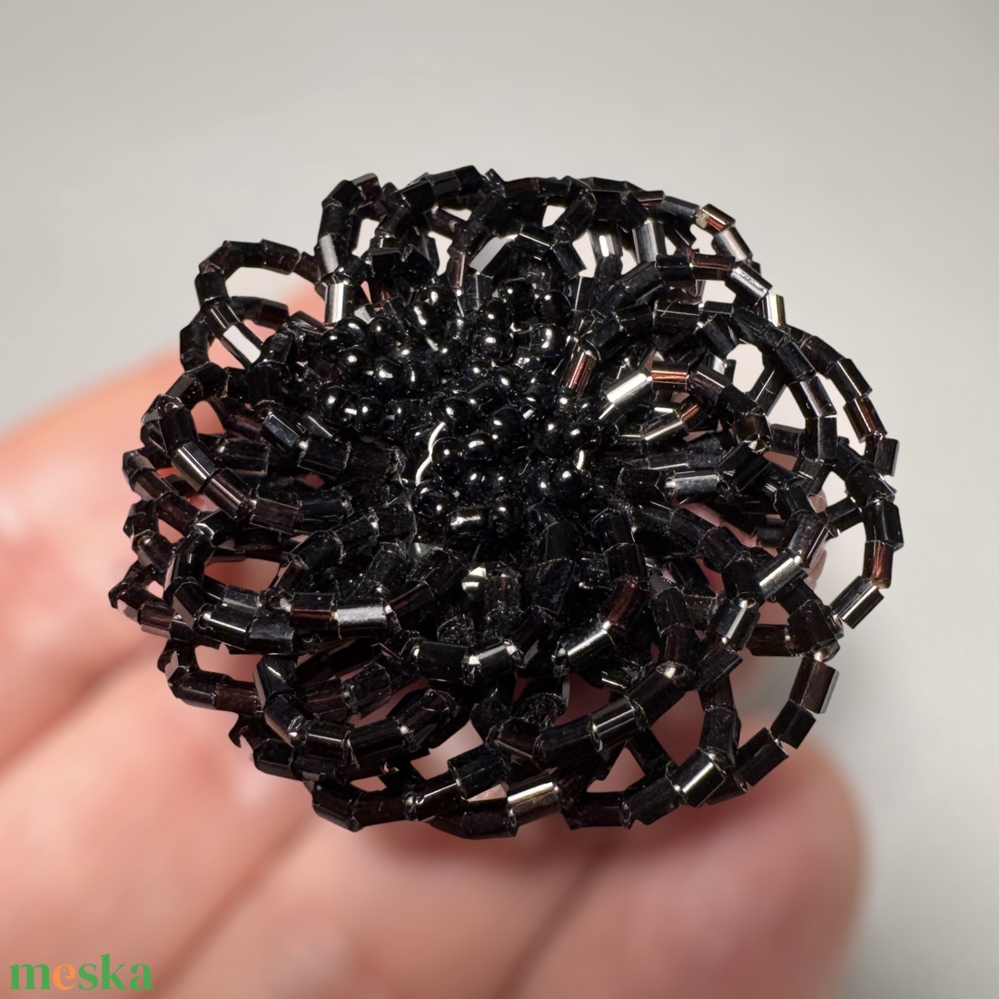 Vintage gyöngy BROSS az 1980-as évekből, gyönygyből fűzött kitűző, pin szövetkabátra, blúzra,  blézerre retro kitűző - ékszer - kitűző és bross - Meska.hu