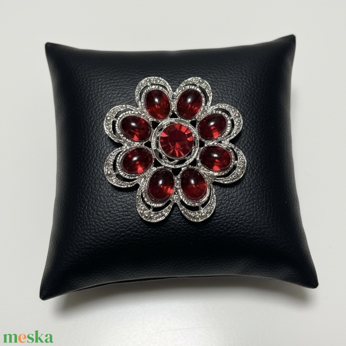 Vintage virág BROSS az 1980-as évekből, elegáns strasszos kitűző, pin szövetkabátra, blúzra,  blézerre retro kitűző - ékszer - kitűző és bross - Meska.hu