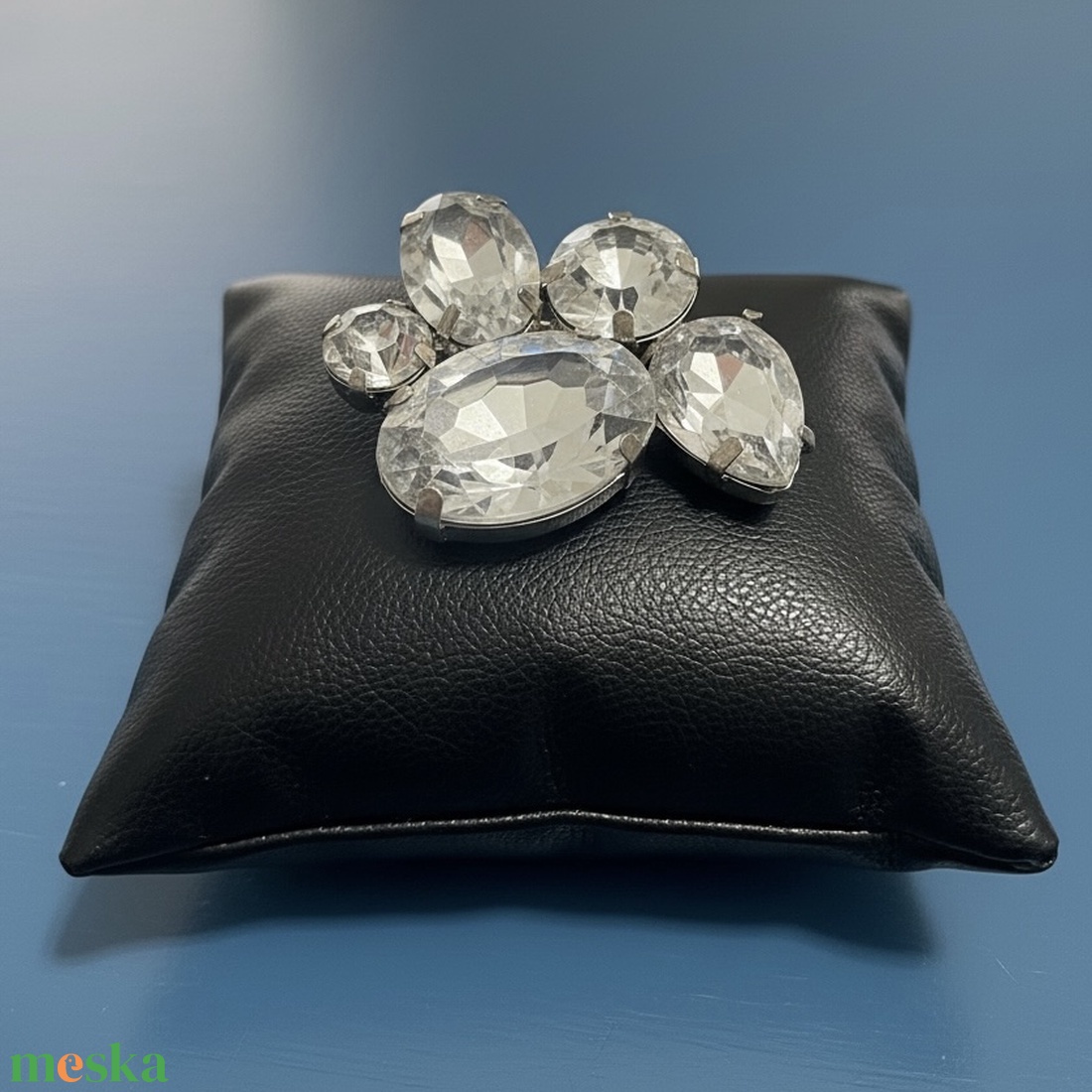 Vintage BROSS az 1980-as évekből, kristály felhő strasszos kitűző, pin szövetkabátra, blúzra,  blézerre retro kitűző - ékszer - kitűző és bross - Meska.hu