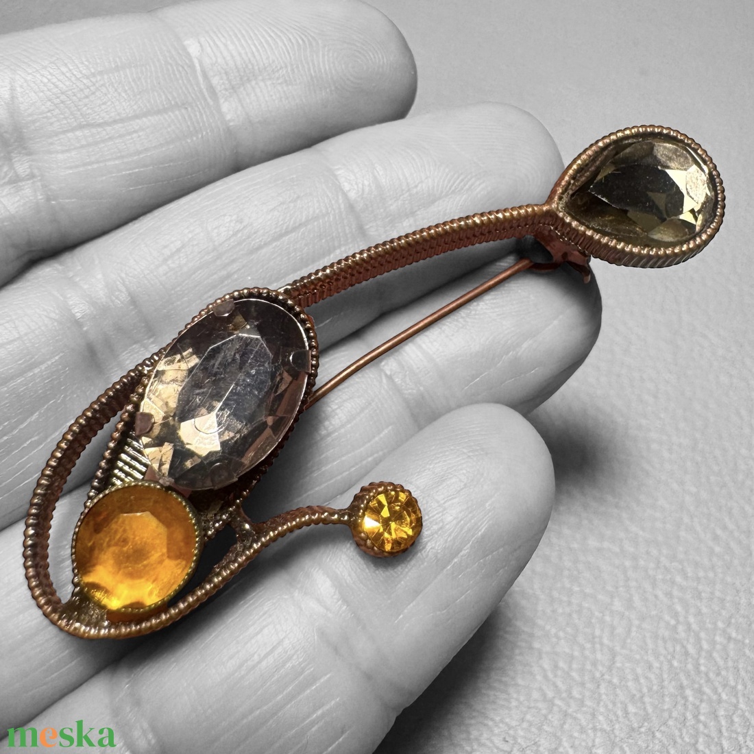 Vintage BROSS az 1980-as évekből, gyönyörű elegáns strasszos kitűző, pin szövetkabátra, blúzra,  blézerre retro kitűző - ékszer - kitűző és bross - Meska.hu