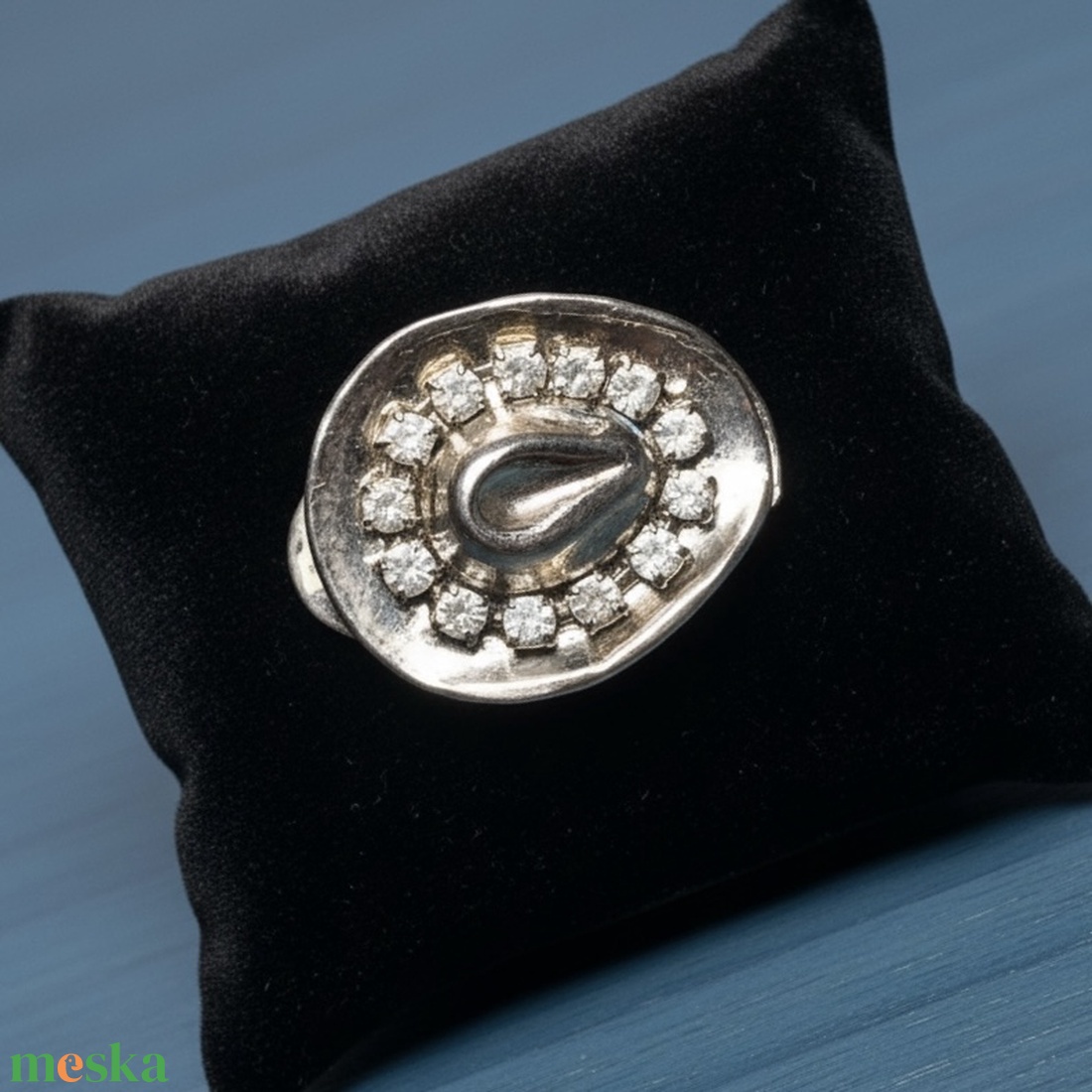 Cowboy kalap BROSS az 1980-as évekből, strasszos kalap kitűző, pin szövetkabátra, blúzra,  blézerre retro kitűző - ékszer - kitűző és bross - Meska.hu