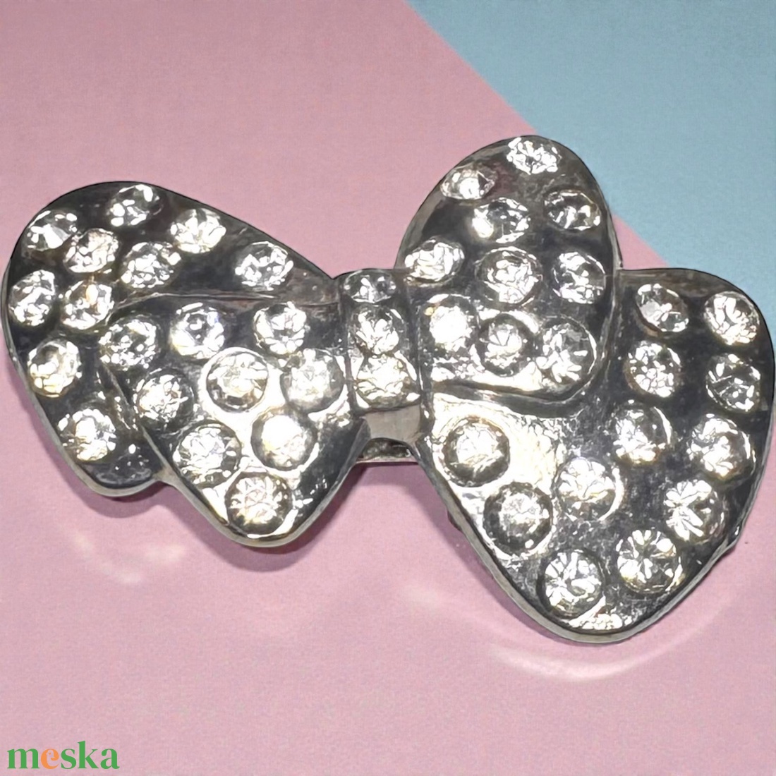 Masni BROSS az 1980-as évekből, elegáns strasszos masni kitűző, pin szövetkabátra, blúzra,  blézerre retro kitűző - ékszer - kitűző és bross - Meska.hu