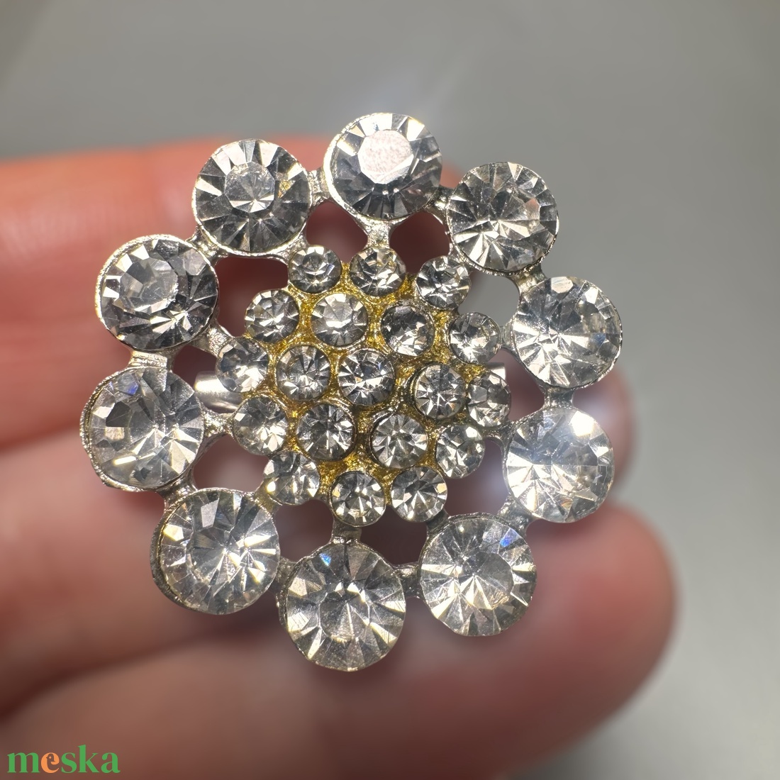 Vintage kristály virág BROSS az 1980-as évekből, strasszos kitűző, pin szövetkabátra, blúzra,  blézerre retro kitűző - ékszer - kitűző és bross - Meska.hu