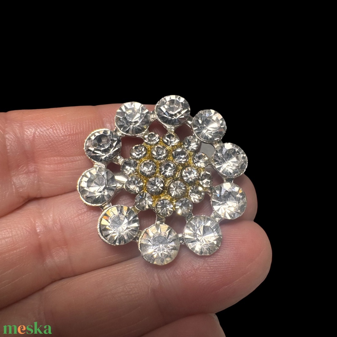 Vintage kristály virág BROSS az 1980-as évekből, strasszos kitűző, pin szövetkabátra, blúzra,  blézerre retro kitűző - ékszer - kitűző és bross - Meska.hu