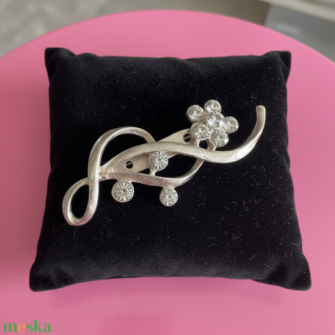 Vintage kristály virág BROSS az 1980-as évekből, strasszos kitűző, pin szövetkabátra, blúzra,  blézerre retro kitűző - ékszer - kitűző és bross - Meska.hu