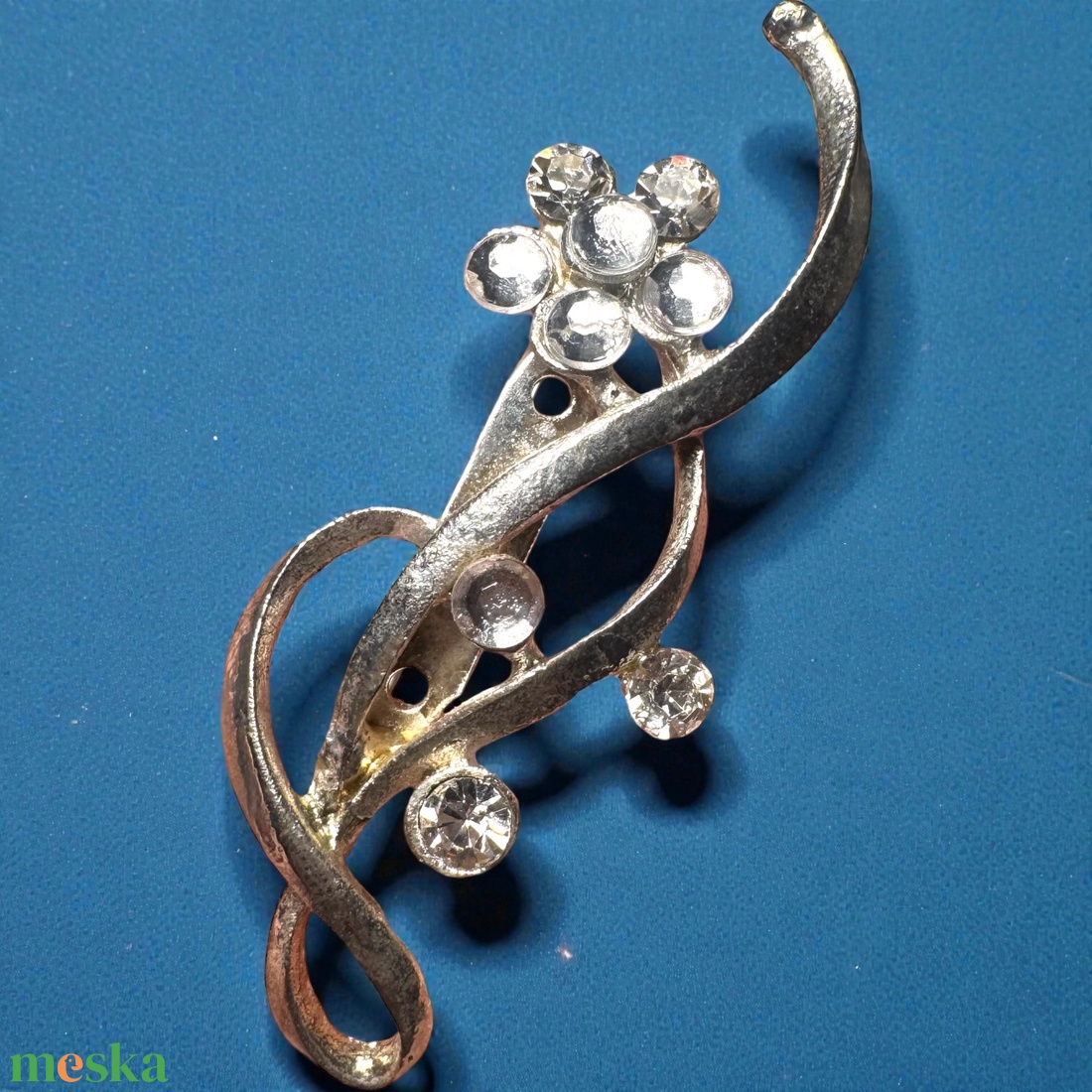 Vintage kristály virág BROSS az 1980-as évekből, strasszos kitűző, pin szövetkabátra, blúzra,  blézerre retro kitűző - ékszer - kitűző és bross - Meska.hu
