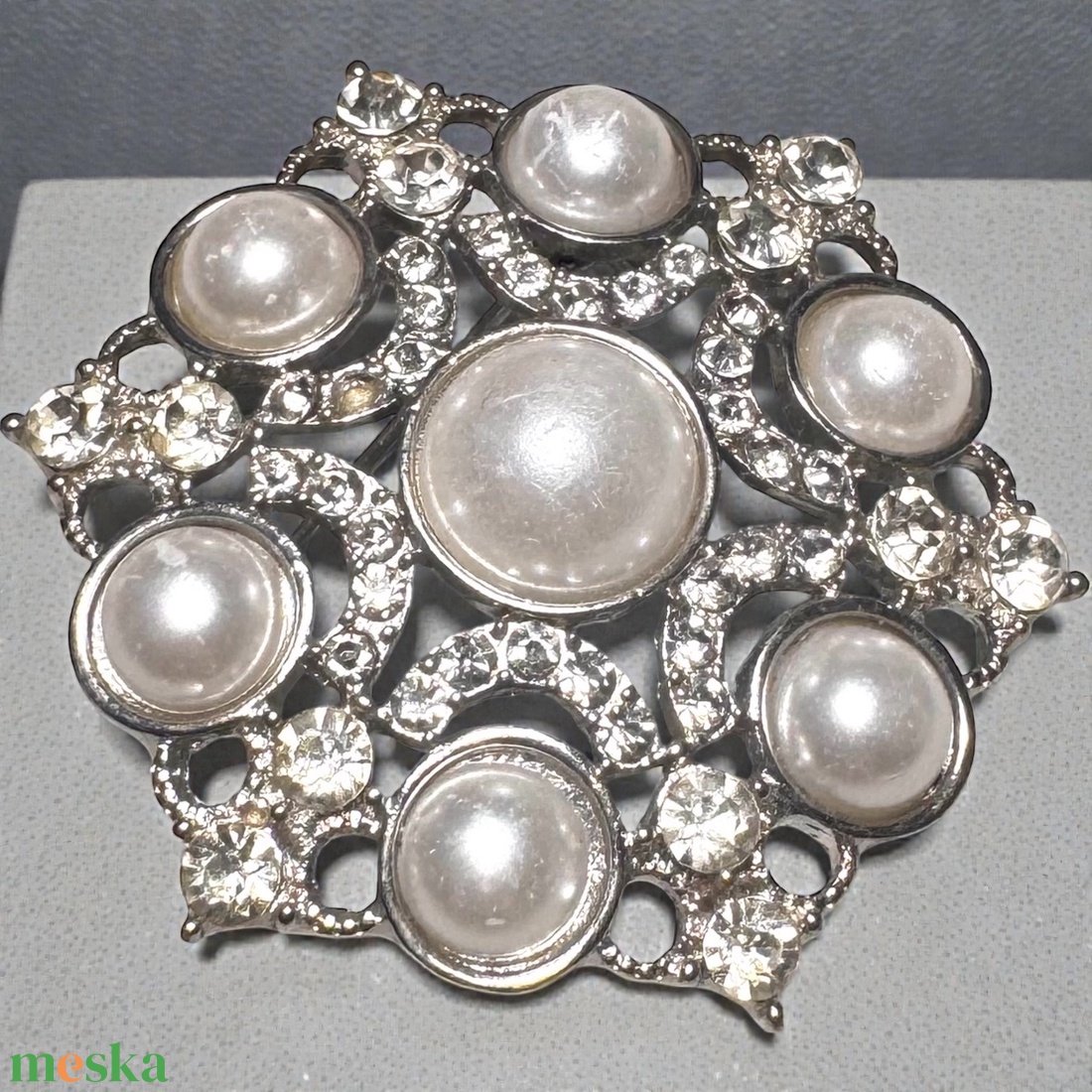 Vintage BROSS az 1980-as évekből, gyönyörű elegáns strasszos kitűző, pin szövetkabátra, blúzra,  blézerre retro kitűző - ékszer - kitűző és bross - Meska.hu