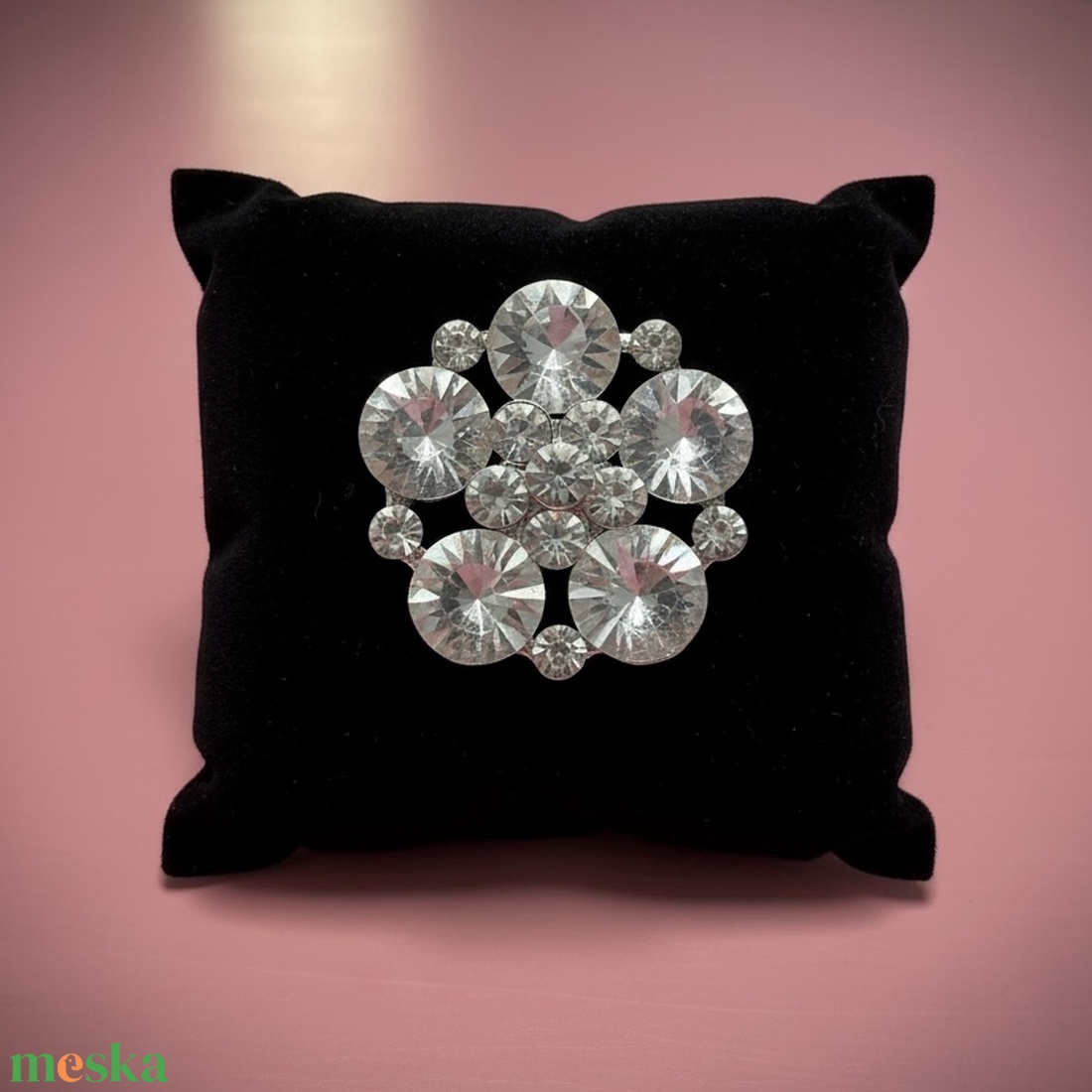 Kristály virág Vintage BROSS az 1980-as évekből, strasszos kitűző, pin szövetkabátra, blúzra,  blézerre retro kitűző - ékszer - kitűző és bross - Meska.hu