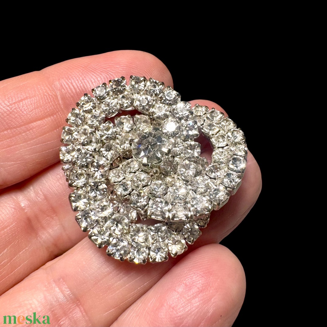 Vintage BROSS az 1980-as évekből, gyönyörű elegáns strasszos kitűző, pin szövetkabátra, blúzra,  blézerre retro kitűző - ékszer - kitűző és bross - Meska.hu