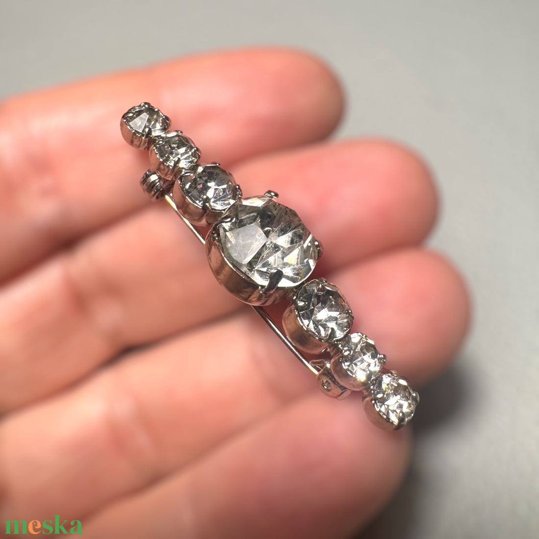 Vintage BROSS az 1980-as évekből, gyönyörű elegáns strasszos kitűző, pin szövetkabátra, blúzra,  blézerre retro kitűző - ékszer - kitűző és bross - Meska.hu