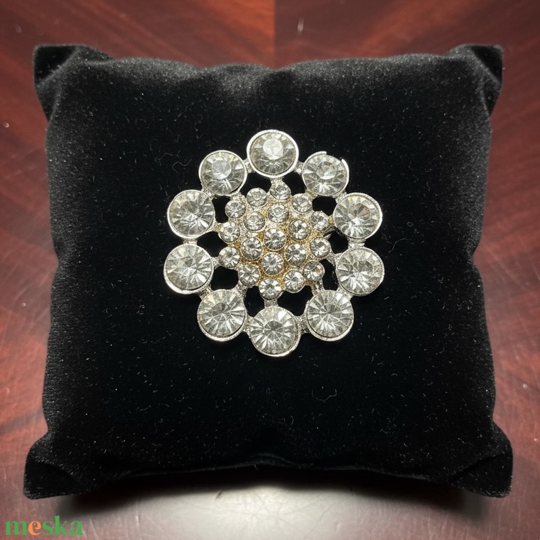 Kristály virág Vintage BROSS az 1980-as évekből, strasszos kitűző, pin szövetkabátra, blúzra,  blézerre retro kitűző - ékszer - kitűző és bross - Meska.hu
