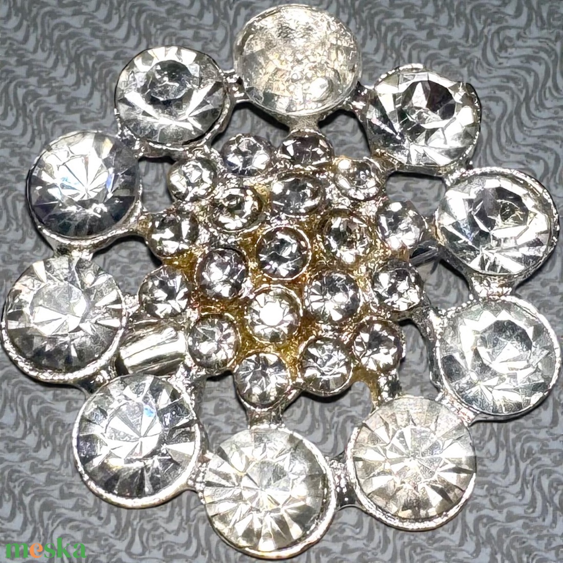 Kristály virág Vintage BROSS az 1980-as évekből, strasszos kitűző, pin szövetkabátra, blúzra,  blézerre retro kitűző - ékszer - kitűző és bross - Meska.hu