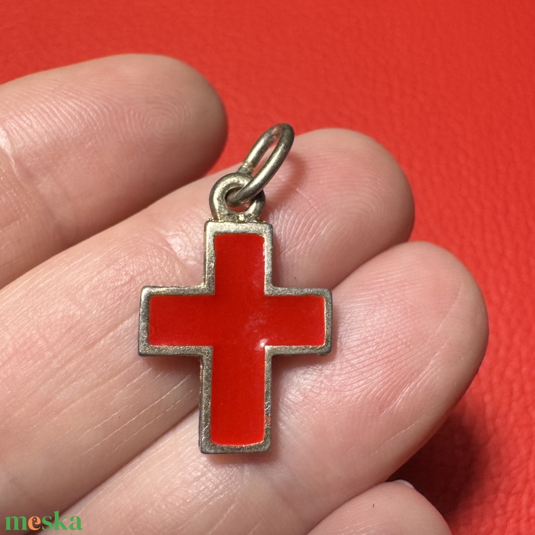 Retro kis tűzzománc kereszt nyakláncra � vintage vallásos ékszer az 1970�80-as évekből - ékszer - nyaklánc - medálos nyaklánc - Meska.hu