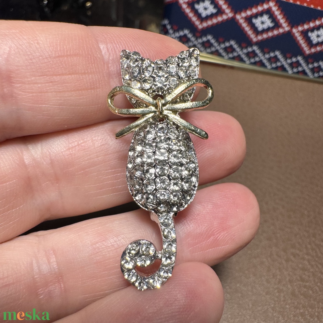 Cicás retro BROSS az 1980-as évekből, gyönyörű elegáns strasszos kitűző, pin szövetkabátra, blúzra,  blézerre - ékszer - kitűző és bross - Meska.hu